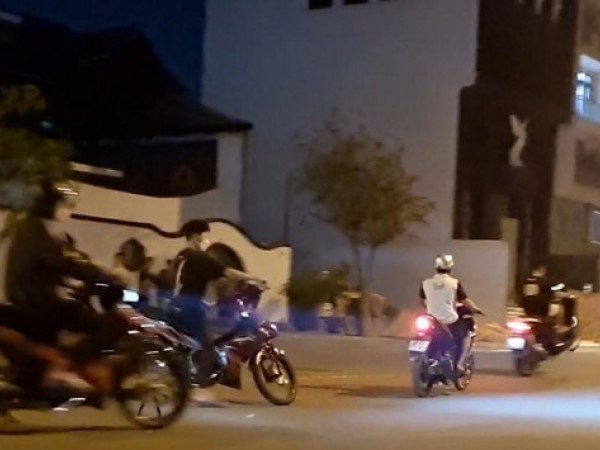 Chặn đường tổ chức đua xe giữa đêm, nhóm thanh niên bị công an vây bắt