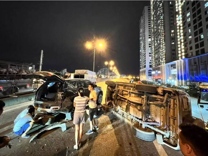 Hà Nội: 5 ô tô đâm liên hoàn, 1 xe lật chắn ngang đường khiến Vành đai 3 kẹt cứng