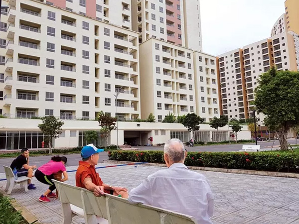 Chung cư hết thời hạn 50 năm, đang ở nhà mình bỗng ra đứng đường?