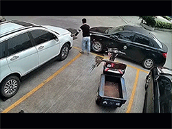 Không thể dắt xe ra ngoài, thanh niên có màn 'tẩu thoát' đúng với câu: 'Người thành công thường có lối đi riêng'