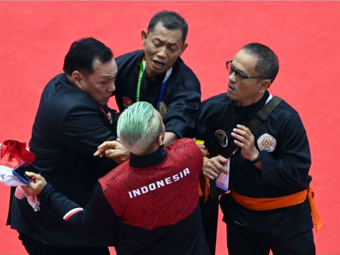 HLV Indonesia suýt đánh nhau với trọng tài đồng hương tại SEA Games 31