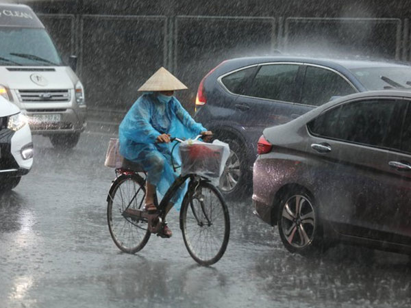 Nhiều vùng trên cả nước đón mưa dông, Hà Nội lạnh 19 độ C giữa tháng 5