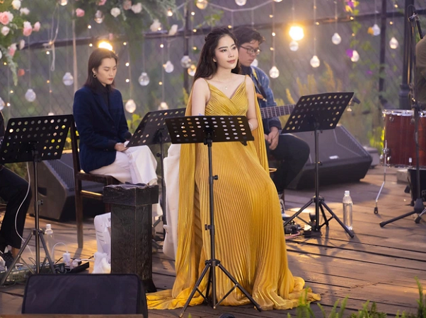 Nam Em được khen tới tấp vì hành động cho Thiều Bảo Trâm khi hát trước cùng một sự kiện