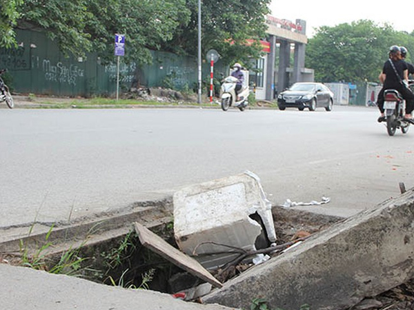 Hà Nội: Nắp cống lộ thiên trên Phố Viên - Nguyễn Đình Tứ 'bẫy' người đi đường