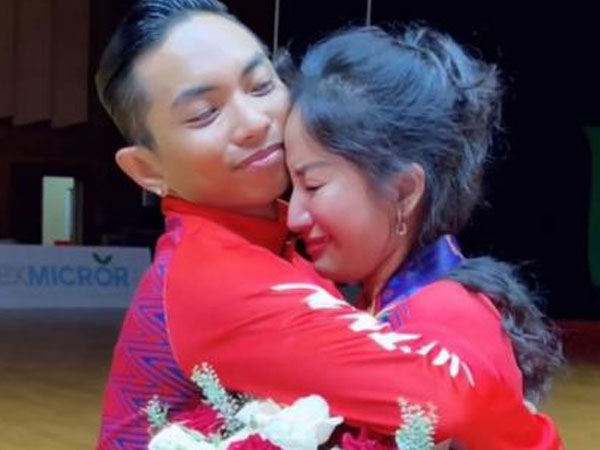 Phan Hiển chính thức giành HCV tại SEA Games 31, Khánh Thi bật khóc nức nở và ôm chầm lấy ông xã vì quá hạnh phúc
