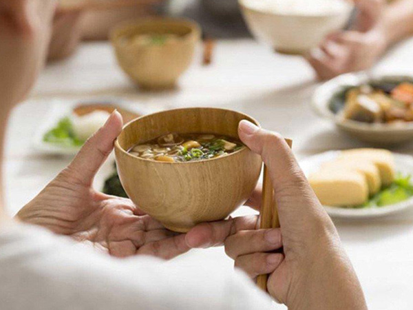 Đây là kiểu ăn cơm gây tiểu đường, làm 'suy giảm tuổi thọ' mà người Nhật tránh xa, tiếc là người Việt lại hay làm ngược lại