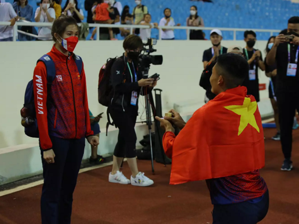 VĐV Việt Nam cầu hôn bạn gái sau khi giành HCV SEA Games 31