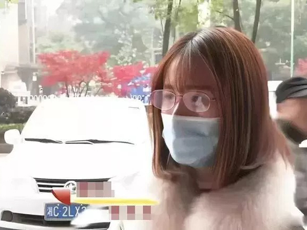 Chồng giao đồ ăn, vợ ra mở cửa để rồi sốc nặng khi phát hiện sự thật