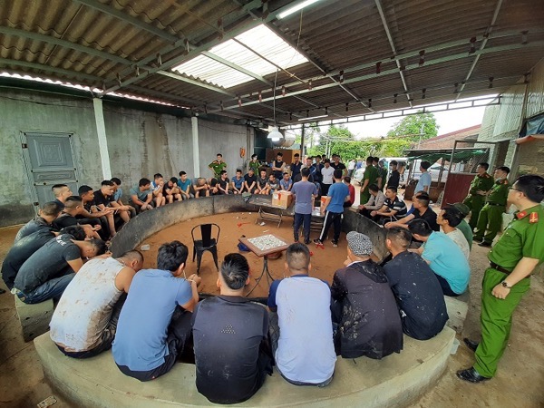 41 đối tượng bỏ chạy tán loạn khi cảnh sát đột kích trường gà