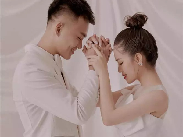 Bồ cũ Quang Hải tổ chức đính hôn sang xịn với bạn trai nổi tiếng