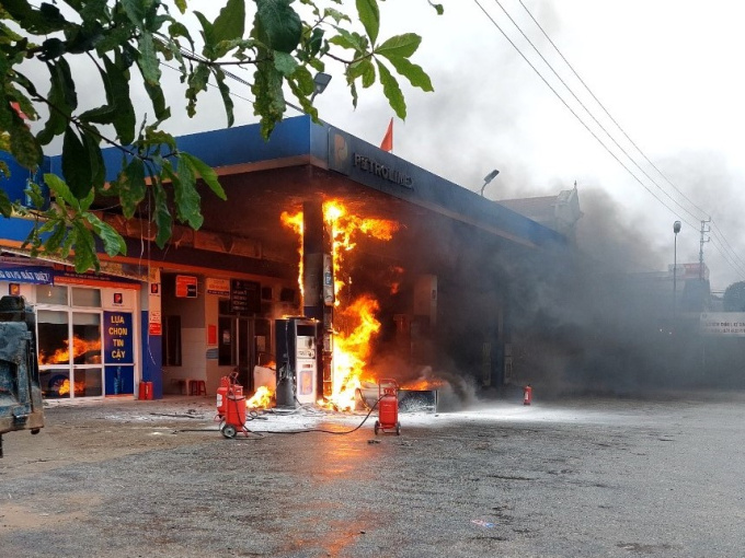 Clip: Lái xe ô tô đạp nhầm chân ga lao vào cây xăng rồi bốc cháy ngùn ngụt
