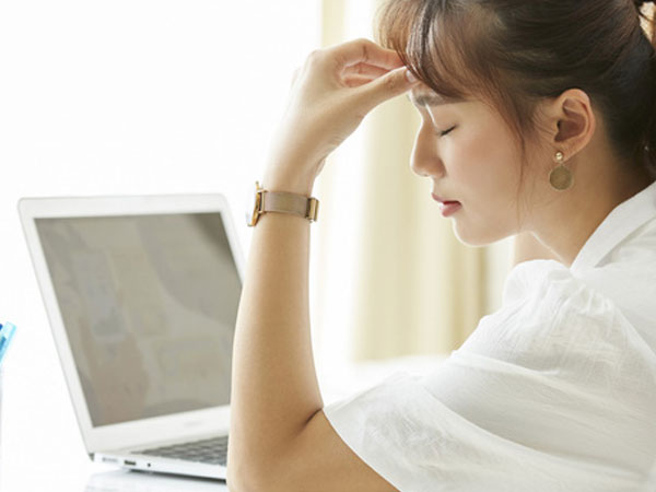 Chồng nhắn tin thân mật với người đàn bà trẻ hơn tôi 20 tuổi