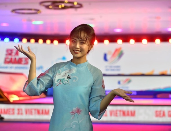 Diện áo dài siêu đẹp, MC Esports lên trang chủ SEA Games 31