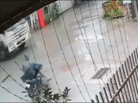 Clip: Người đàn ông thoát chết khó tin ngay trước đầu xe bồn