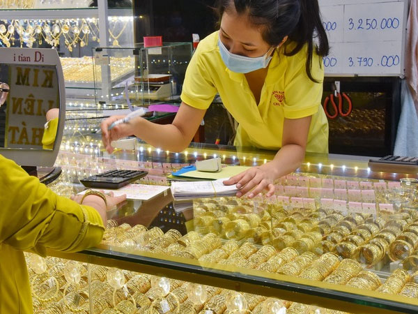 Giá vàng hôm nay 17-5: Giảm sâu rồi tăng trở lại khi đồng USD suy yếu