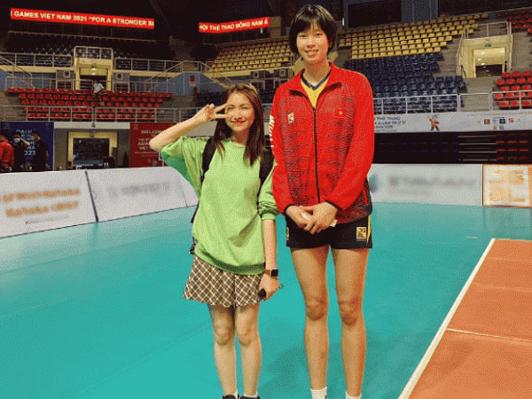 'Nấm lùn' Hòa Minzy 'cả gan' đứng giữa các VĐV đội tuyển bóng chuyền nữ