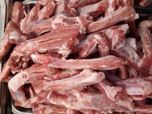 Sườn que siêu rẻ, giá 35.000 đồng/kg tràn ngập thị trường