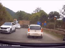 Clip: Hãi hùng cảnh xe tải mất lái khi đổ dốc, đâm liên hoàn xe khác rồi lật nghiêng