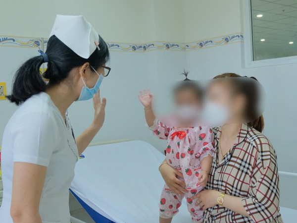Bé gái 1 tuổi tím tái, nguy kịch sau khi uống thuốc trị viêm amidan