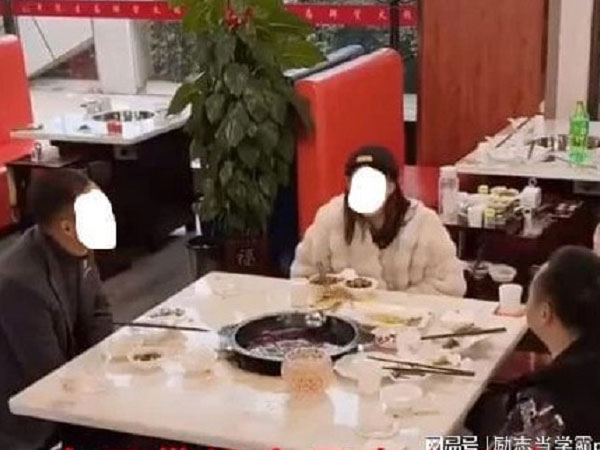 Đi xem mắt, anh chàng ăn uống no say rồi chuồn để cô gái thanh toán nhưng ai nấy đều ủng hộ