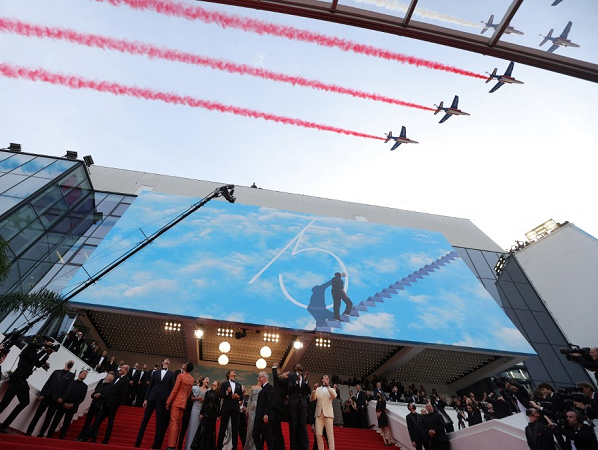 Không quân Pháp chào đón buổi ra mắt 'Top Gun: Maverick' của Tom Cruise ở Cannes