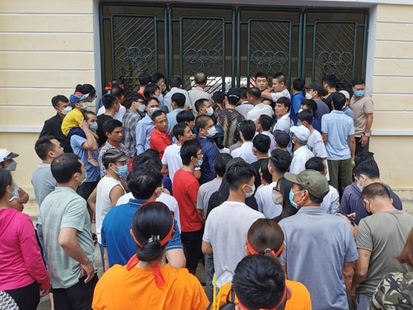Sửng sốt trước hình ảnh khán giả Nam Định chen chúc và chật kín xem Thái Lan và Indonesia