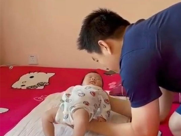 Nỗi ám ảnh mang tên 'Đặt con ngủ': Ông bố trẻ khiến dân mạng cười nghiêng ngả