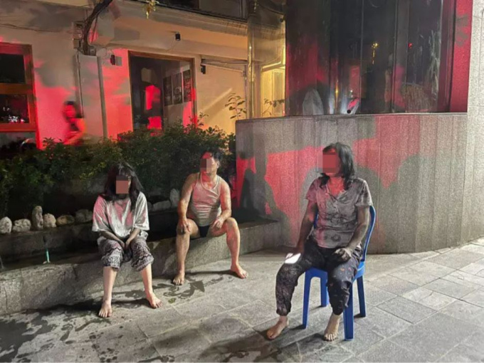 Giải cứu 3 người kẹt trong căn nhà ba tầng bốc cháy dữ dội