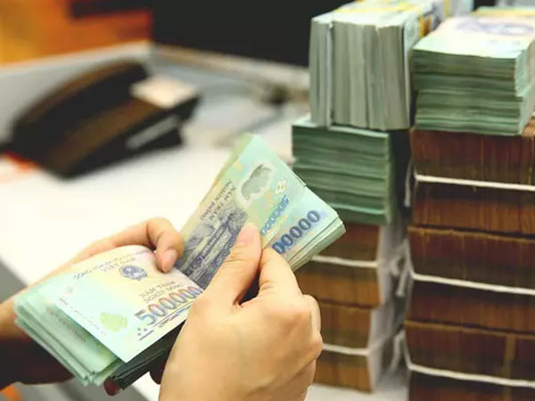 Kiếm lãi chục nghìn tỷ, ngân hàng bớt 'ăn dày' đỡ khó cho DN
