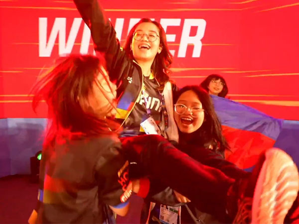 Chiều lòng fan hâm mộ LMHT Tốc Chiến Việt Nam tại SEA Games 31, team nữ Philippines nhảy 'See Tình' ăn mừng Huy Chương Vàng