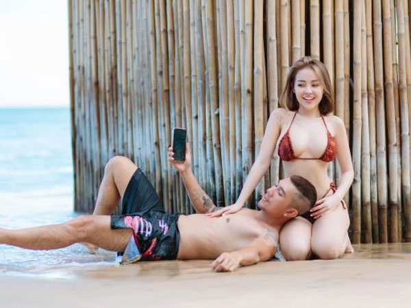 Ngân 98 diện bikini bé tẹo khiến vòng một như trực trào ra, ngồi hẳn lên vai Lương Bằng Quang