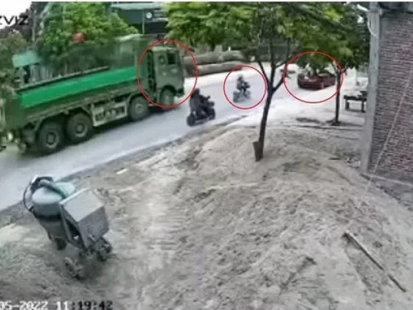 Mở cửa ô tô không quan sát làm phụ nữ đi xe đạp điện phía sau gặp nạn tử vong