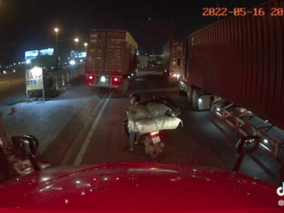 Xe máy chở nặng kẹt giữa dòng xe tải, hành động của tài xế container khiến dân mạng khen nức nở