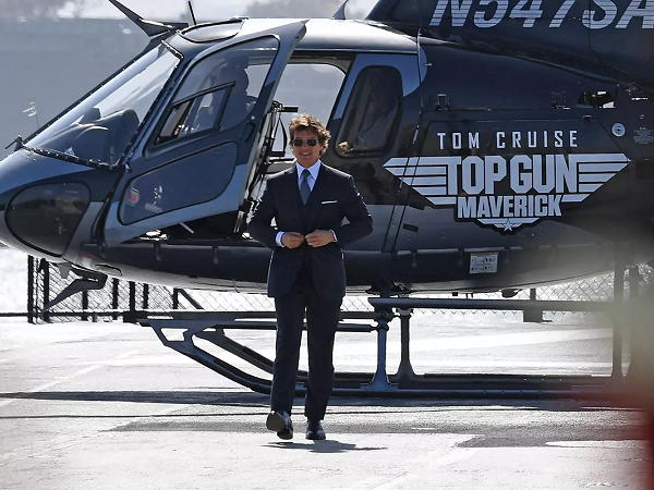 Tom Cruise lái xe phân khối lớn, nhào lộn trên không ở tuổi 60