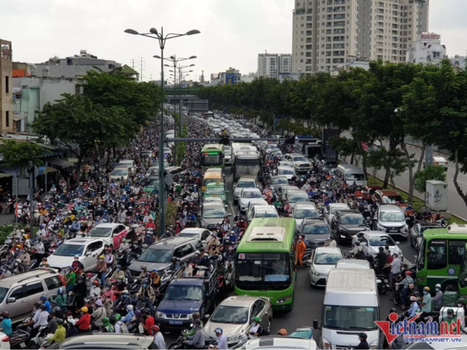 Ùn tắc kinh hoàng, nghìn xe nối dài kẹt cứng suốt 2 giờ ở TP.HCM