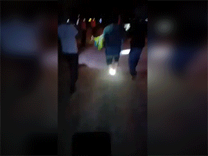 Xúc động giây phút người dân vớt được thi thể bé gái bị cha ôm nhảy cầu Cửa Đại tự vẫn