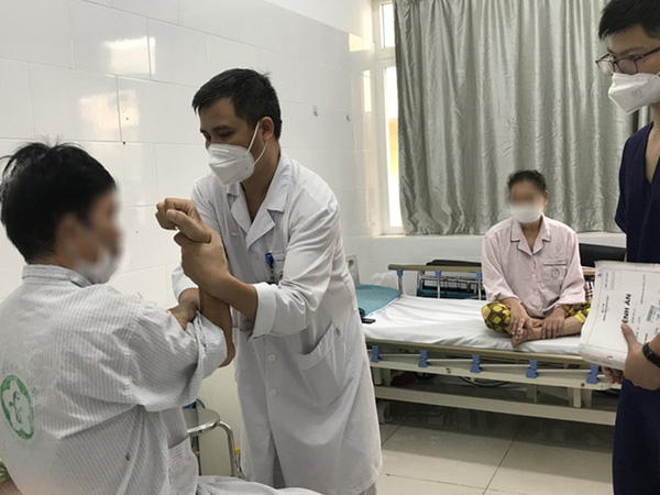 Ăn thảo mộc trị bệnh, 2 vợ chồng bị liệt toàn thân