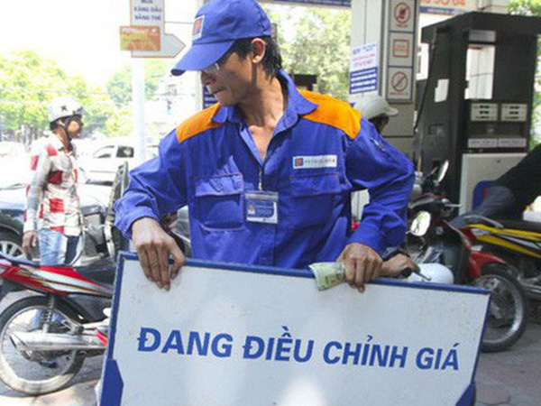 Lùi ngày điều chỉnh giá xăng