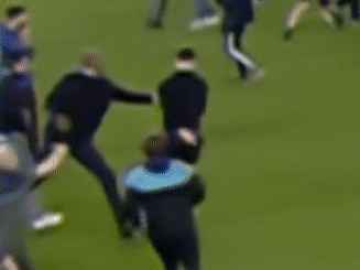 HLV Patrick Vieira 'tẩn' CĐV Everton ngay trên sân, FA mở cuộc điều tra