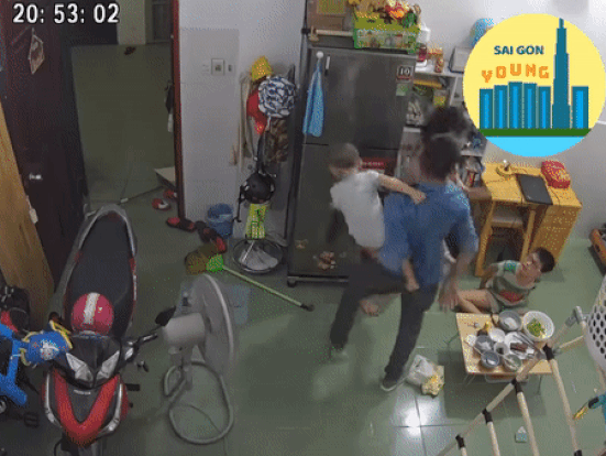 Clip: Xót xa cảnh hai đứa con nhỏ gào khóc chứng kiến bố túm tóc, tát mẹ tới tấp giữa nhà