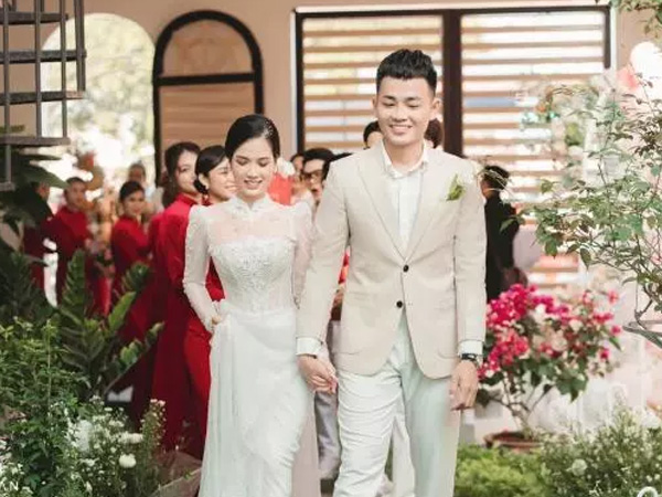 Bồ cũ Quang Hải khoe ảnh nét căng đám cưới diễn viên nổi tiếng