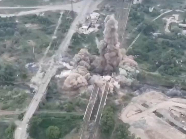 Video quân đội Ukraine cho nổ tung cây cầu lớn nhằm ngăn bước tiến của Nga