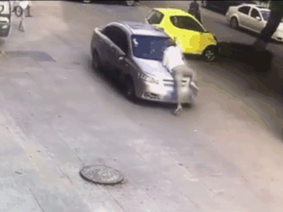 Clip: Chồng nổi cơn ghen, nhảy lên đầu xe của tình địch đập phá