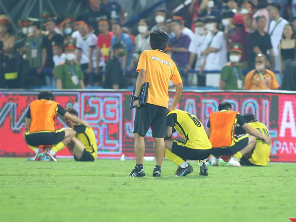 Cầu thủ Malaysia đổ gục, khóc như mưa vì thua U23 Việt Nam