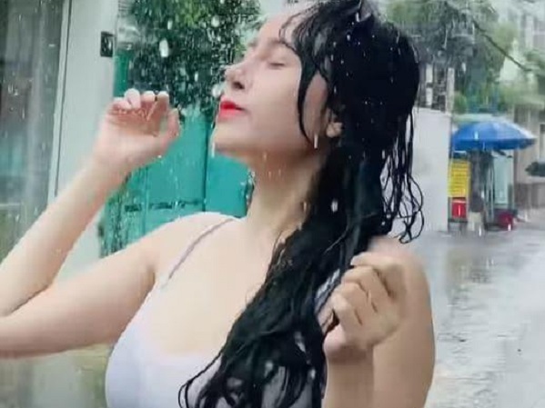 Bà Tưng tung clip tắm mưa, mặc áo mỏng tang lồ lộ cả nội y 'kém duyên'