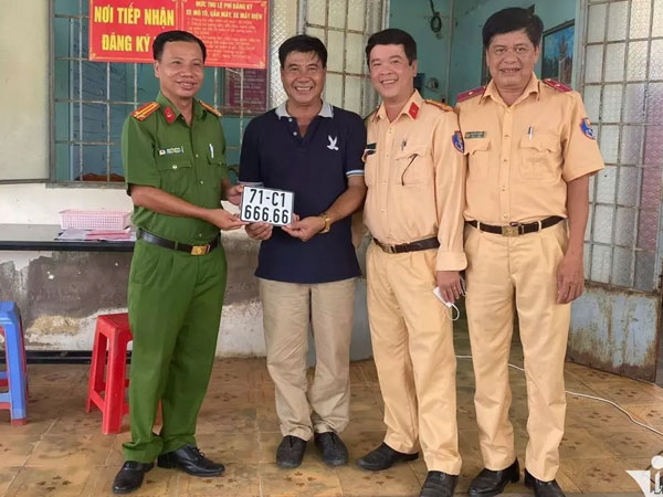 Đăng ký xe máy ở công an xã, người đàn ông bất ngờ bấm được biển ngũ quý 6