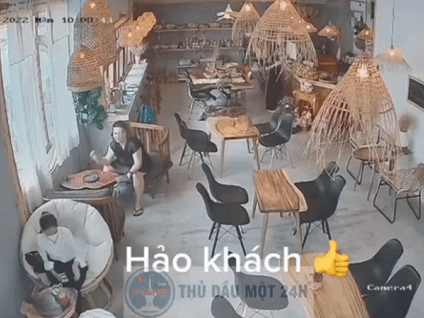 Đi uống cà phê, người phụ nữ 'gây rối' cho các vị khách khác trong quán bằng hành động khó chấp nhận này