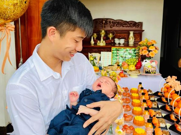 Biểu cảm cưng xỉu con trai hơn 1 tháng tuổi của Phan Văn Đức