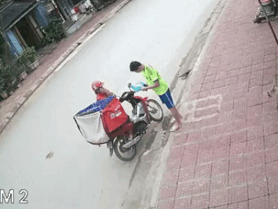 Clip: Shipper và khách hàng 'hết hồn' khi bị nam thanh niên tông thẳng vào giữa rồi nằm im bất động