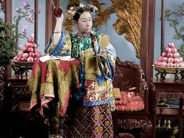 Khi Từ Hi Thái hậu ngủ dậy, bà chỉ liếc nhìn cung nữ thì đã có ý định giết chết người này! Chính xác thì bà đã thấy gì?